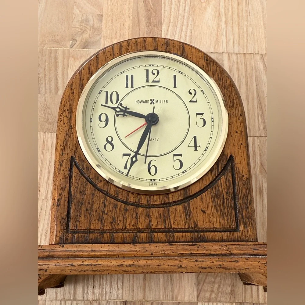 Howard Miller Rare Vintage Oak Wood Mantle Quartz Clock
